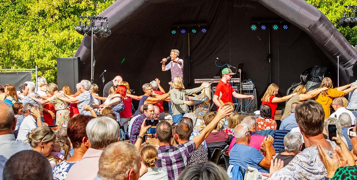 Publiek danst mee met Willy Sommers